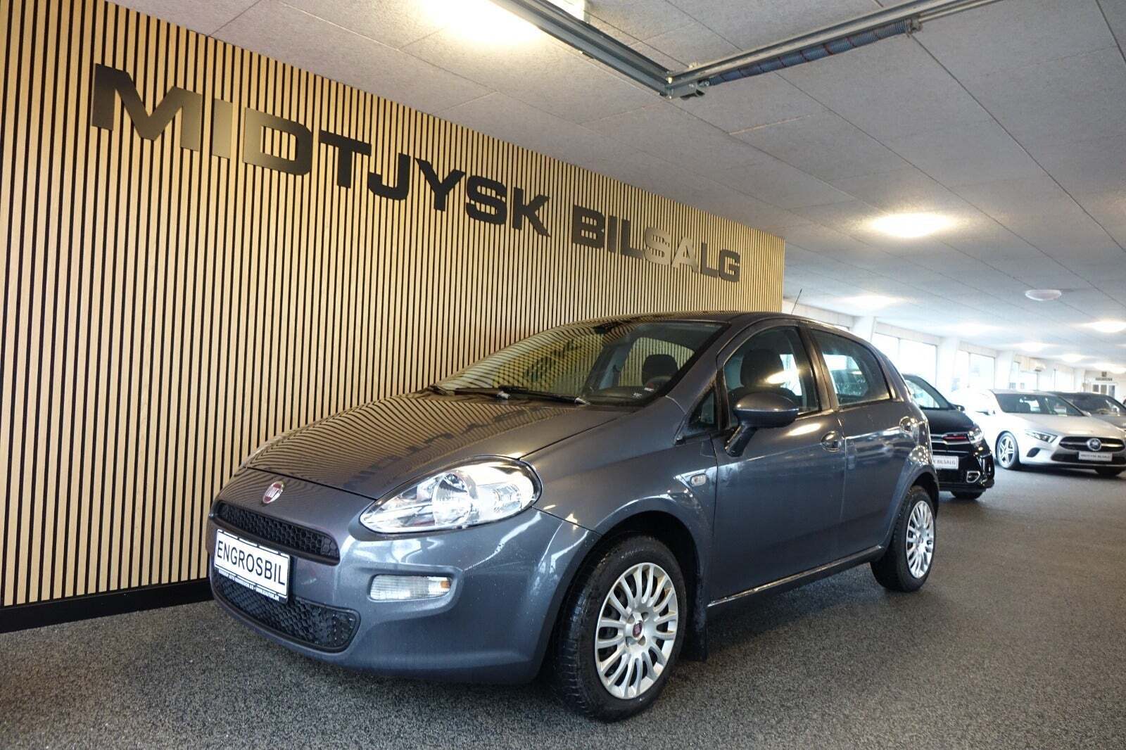 Grå Fiat Punto fra 2013