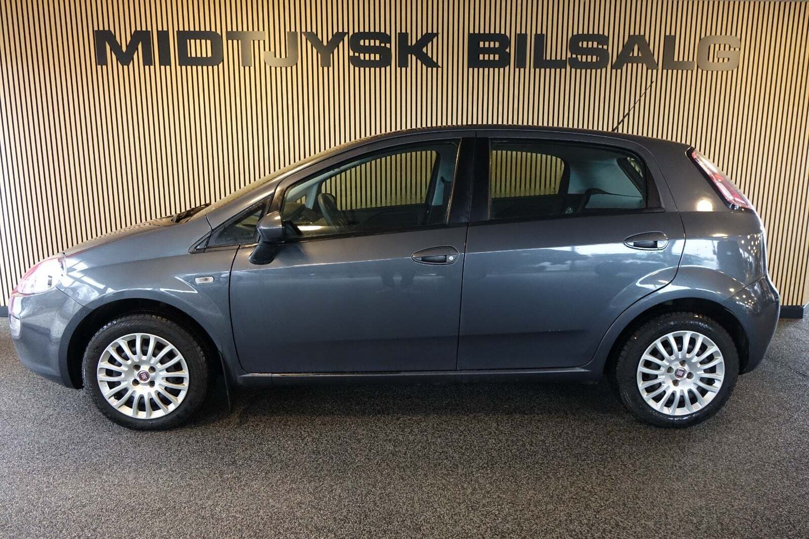 Grå Fiat Punto fra 2013