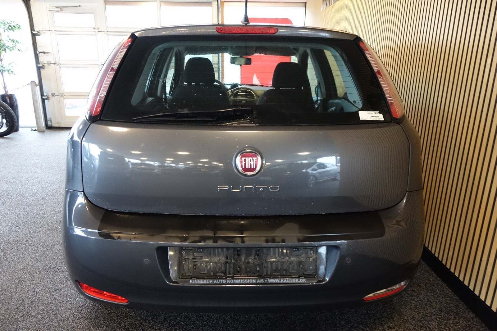 Grå Fiat Punto fra 2013