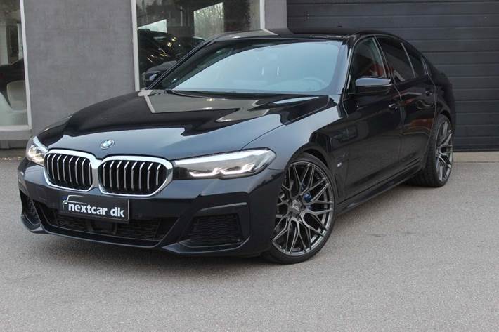 Sort BMW 530e fra 2021 set udefra