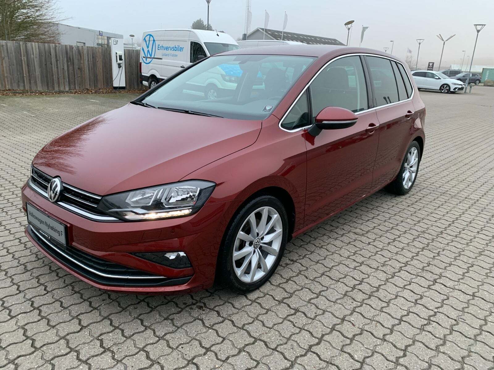 Rød VW Golf Sportsvan fra 2020 set udefra