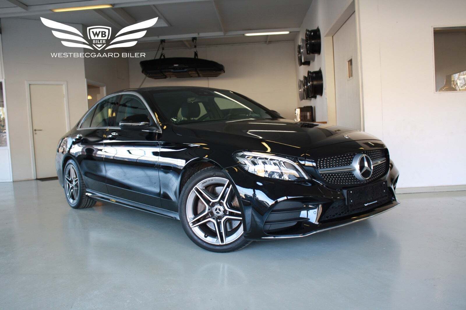 Sort Mercedes C300 fra 2019 set udefra