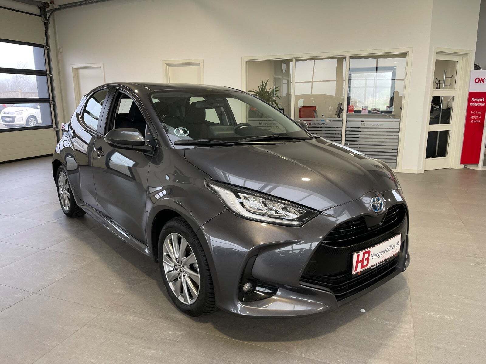 Grå Toyota Yaris fra 2023 set udefra