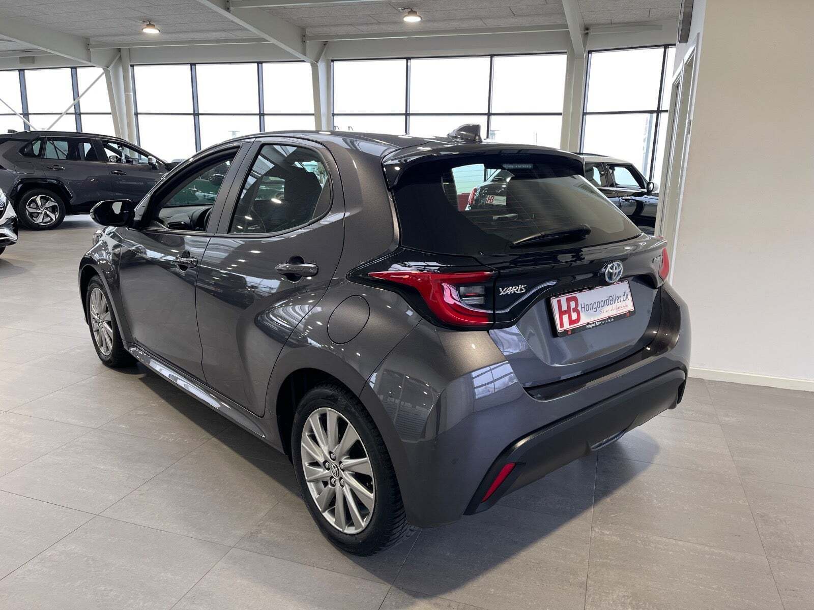 Grå Toyota Yaris fra 2023