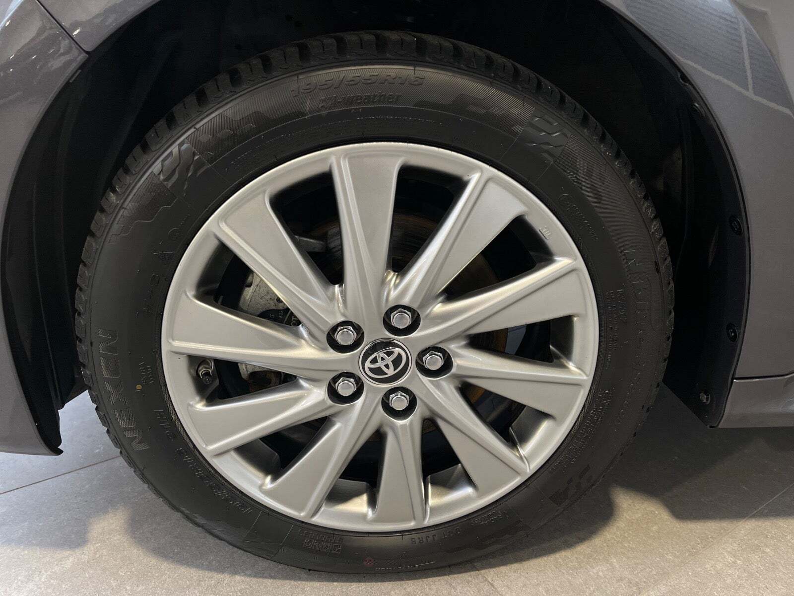 Grå Toyota Yaris fra 2023