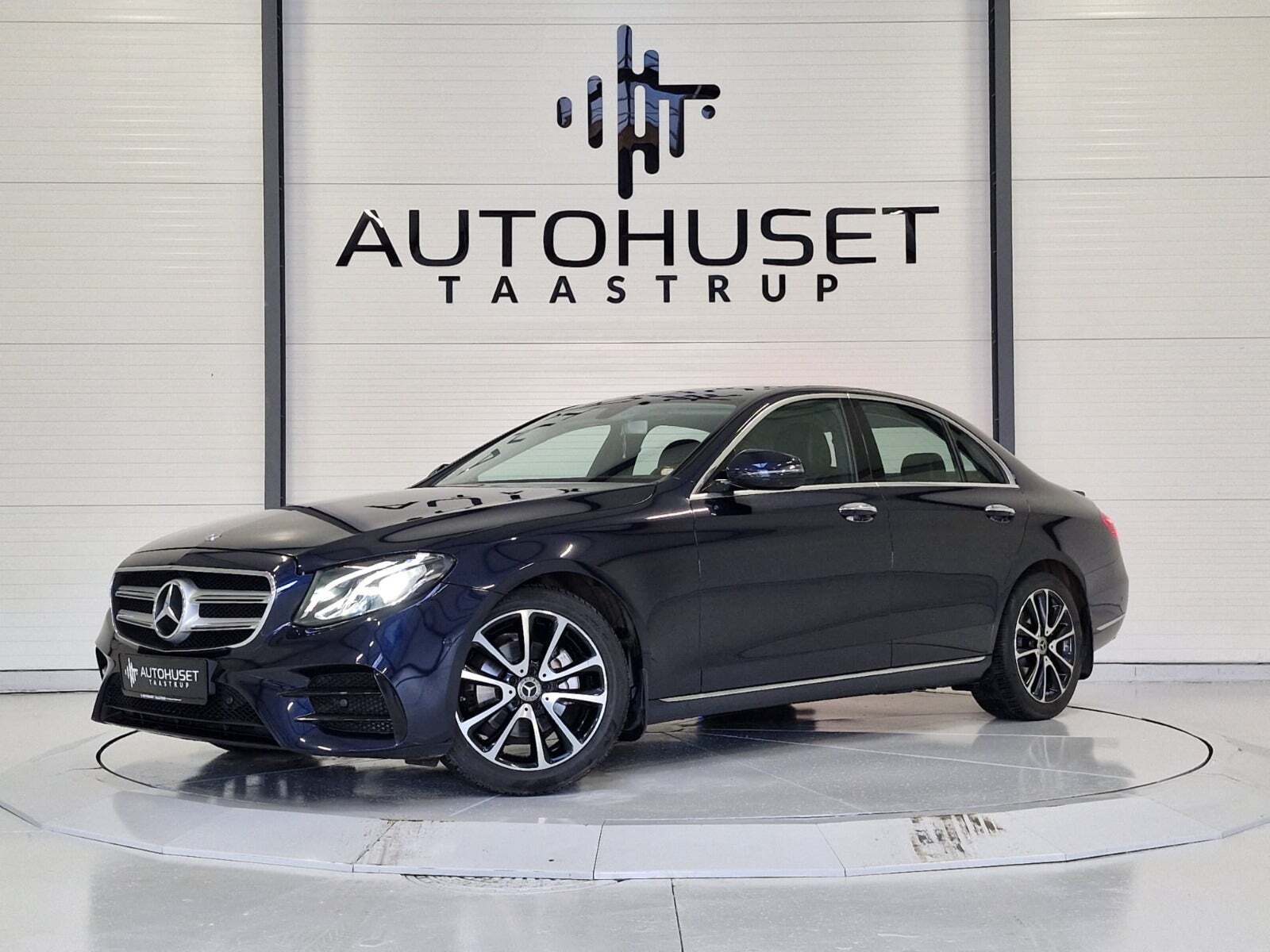 Blå Mercedes E220 d fra 2017 set udefra
