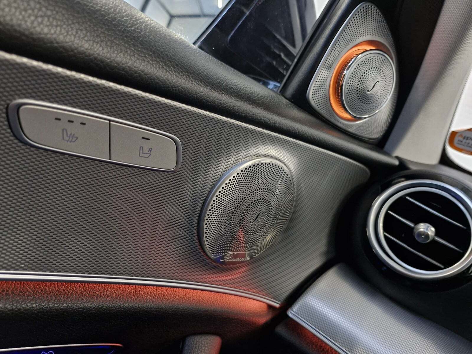 Blå Mercedes E220 d fra 2017