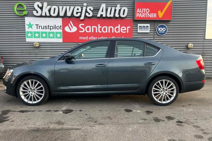 Grå Skoda Octavia fra 2016
