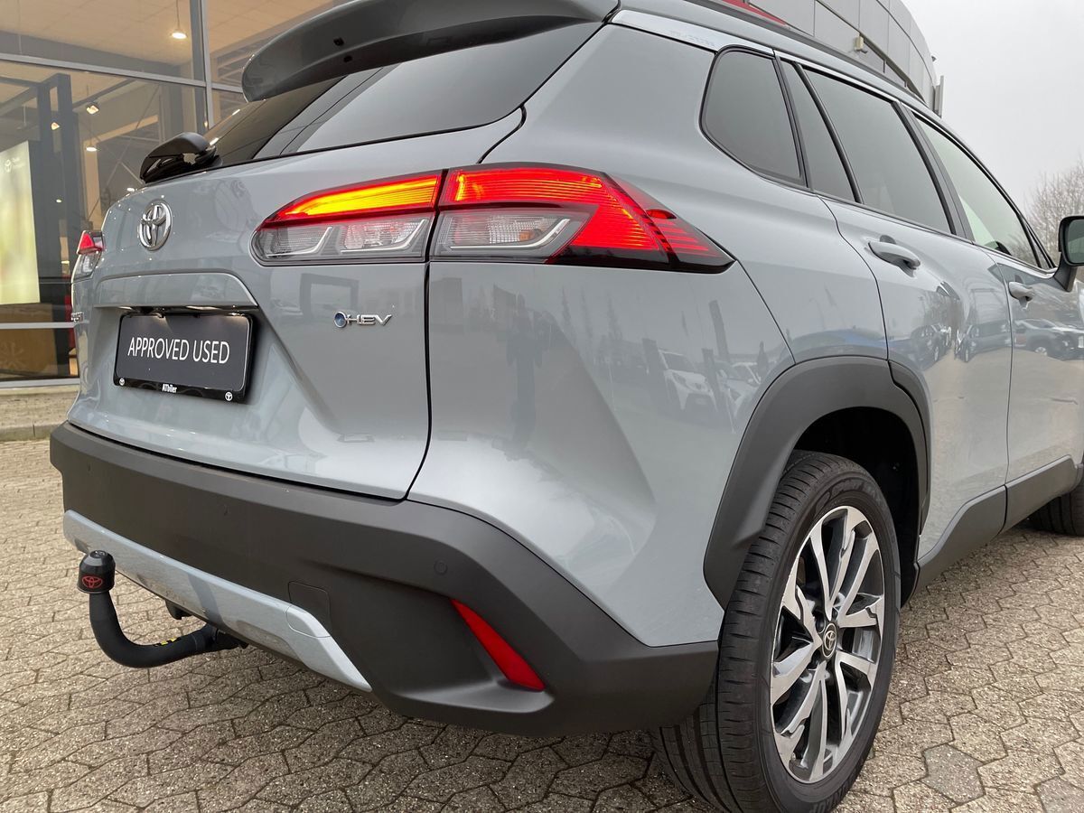 Grå Toyota Corolla Cross fra 2024