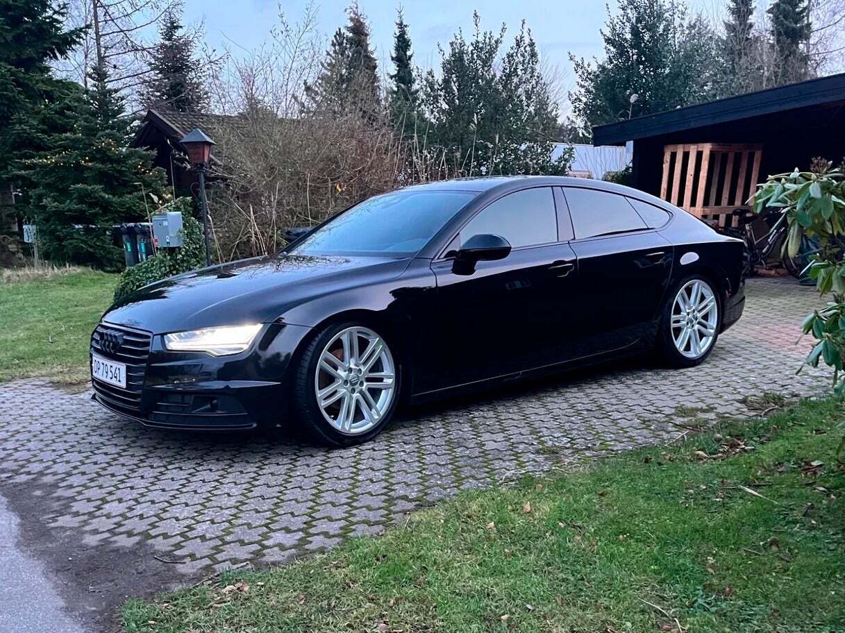 Hvid Audi A7 fra 2017 set udefra