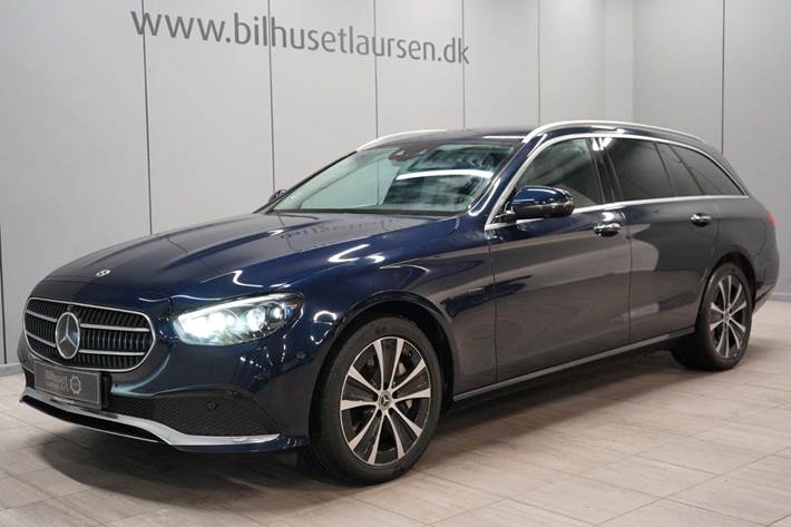 Blå Mercedes E300 de fra 2021 set udefra