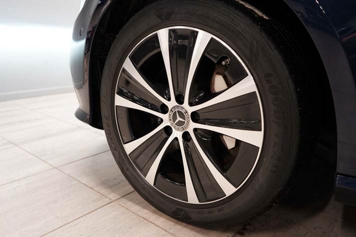 Blå Mercedes E300 de fra 2021