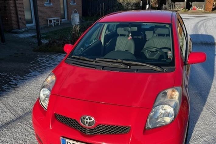 Rød Toyota Yaris fra 2009