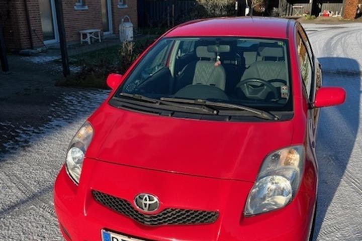 Rød Toyota Yaris fra 2009
