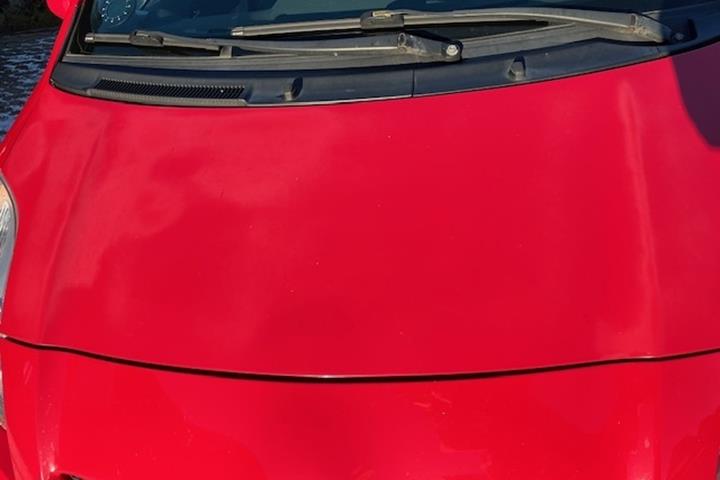 Rød Toyota Yaris fra 2009