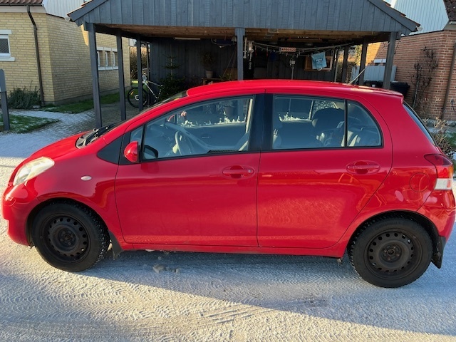 Rød Toyota Yaris fra 2009