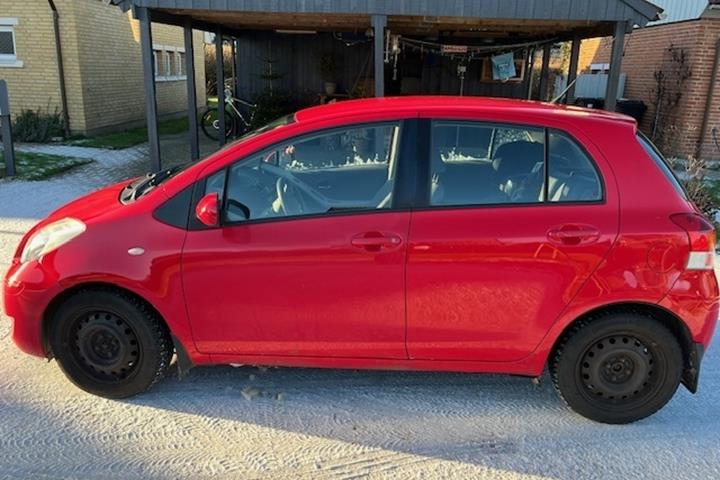 Rød Toyota Yaris fra 2009