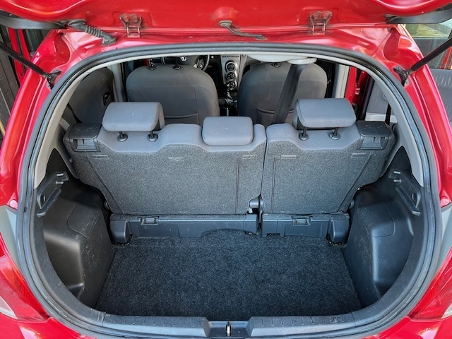 Rød Toyota Yaris fra 2009
