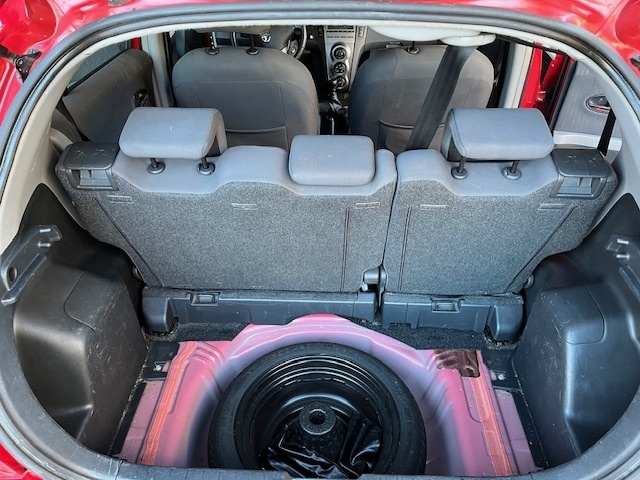 Rød Toyota Yaris fra 2009