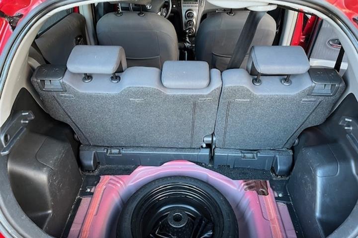 Rød Toyota Yaris fra 2009
