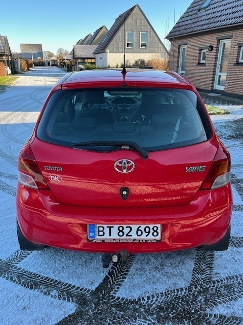 Rød Toyota Yaris fra 2009