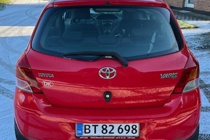 Rød Toyota Yaris fra 2009