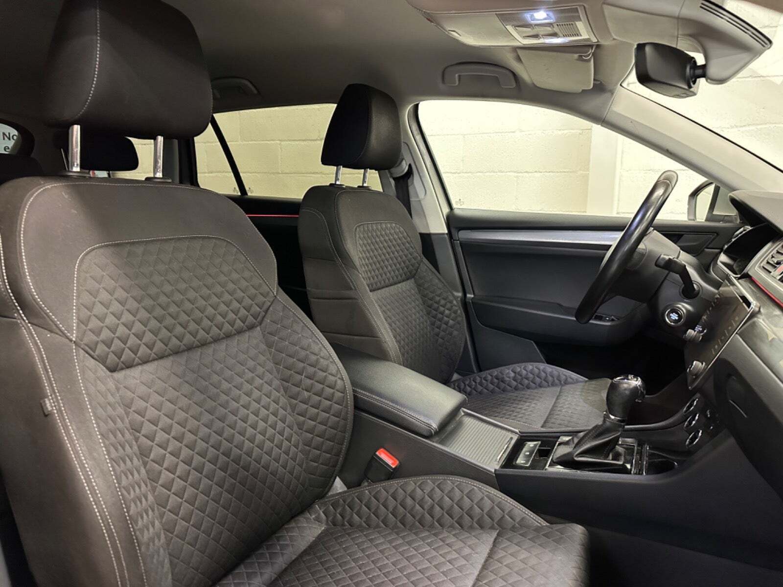 Orange Skoda Superb fra 2018