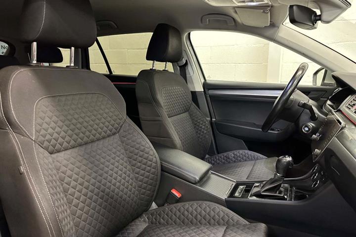 Orange Skoda Superb fra 2018