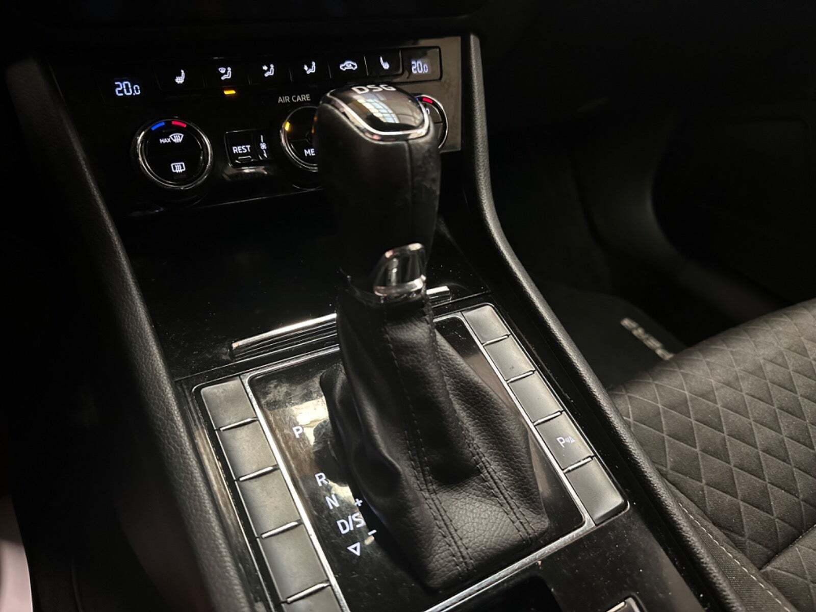 Orange Skoda Superb fra 2018