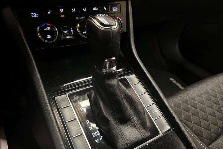 Orange Skoda Superb fra 2018