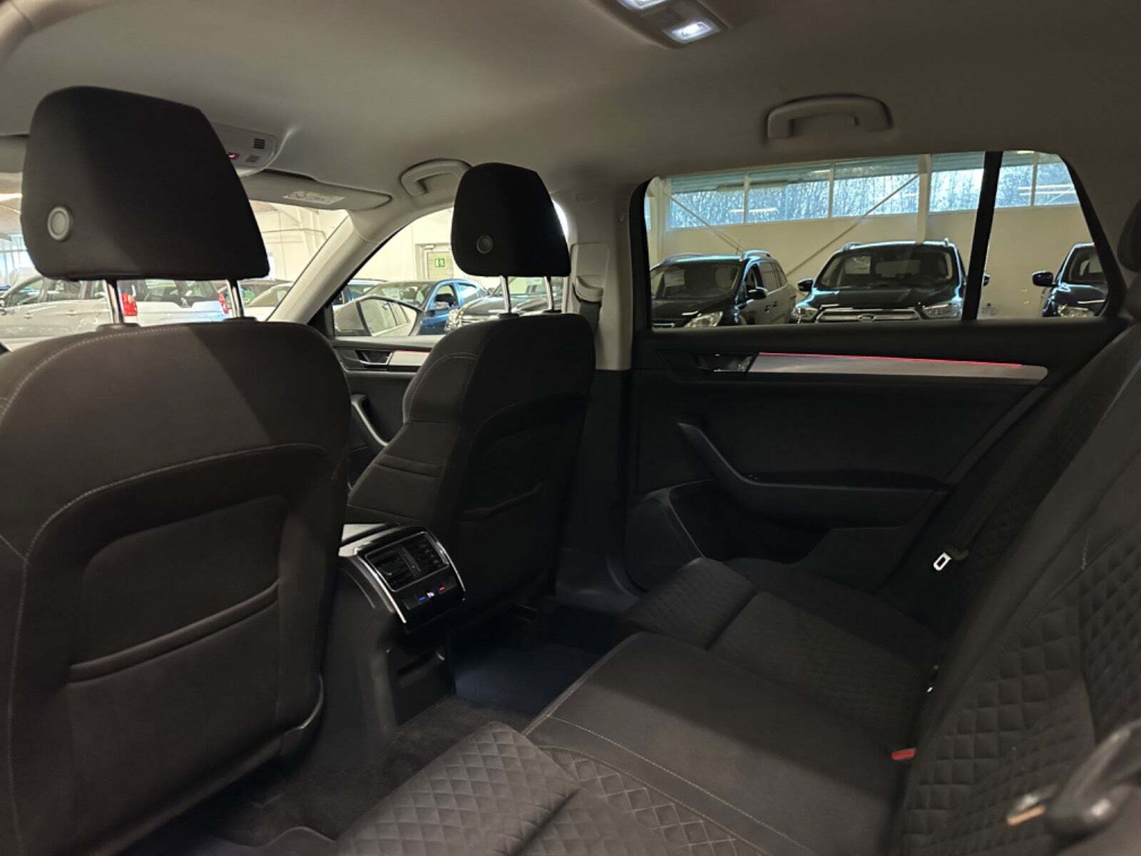 Orange Skoda Superb fra 2018