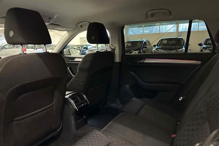 Orange Skoda Superb fra 2018