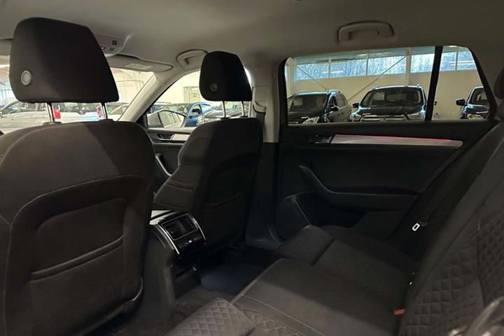 Orange Skoda Superb fra 2018
