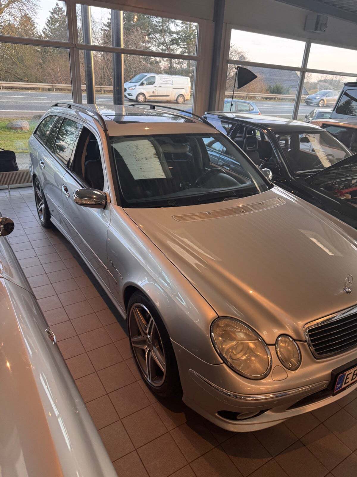 Sølv Mercedes E55 fra 2004 set udefra