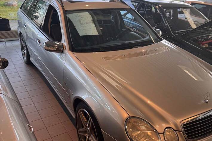 Sølv Mercedes E55 fra 2004 set udefra