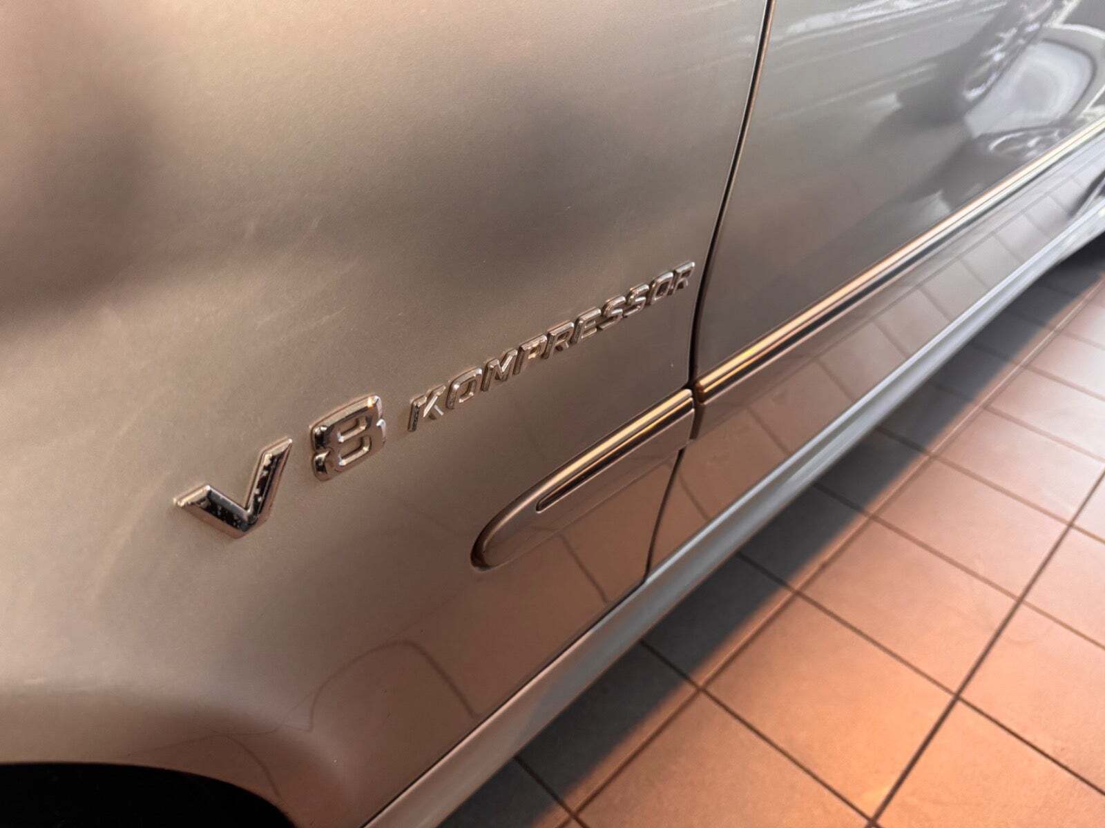 Sølv Mercedes E55 fra 2004 set udefra