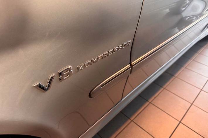 Sølv Mercedes E55 fra 2004 set udefra