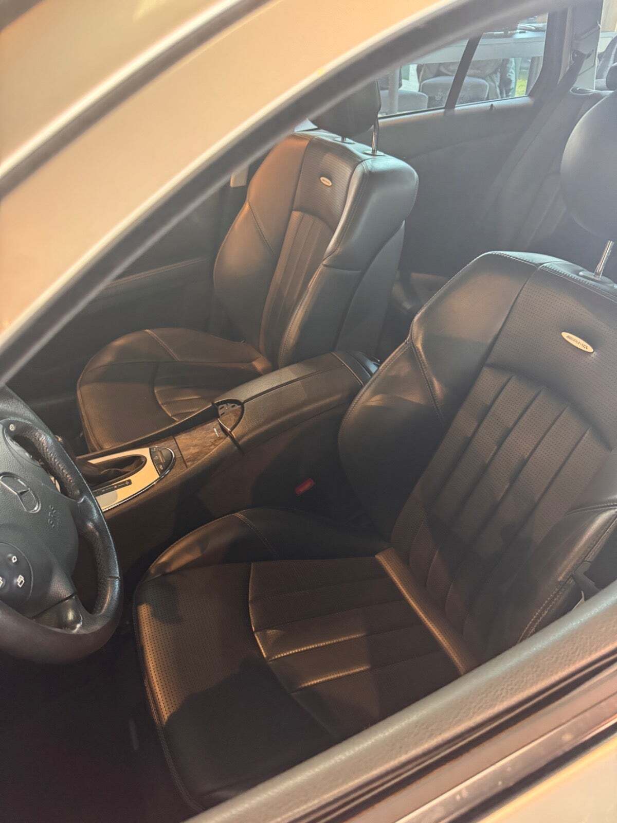 Sølv Mercedes E55 fra 2004 set indefra