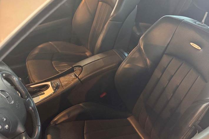 Sølv Mercedes E55 fra 2004 set indefra