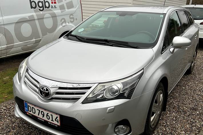 Grå Toyota Avensis fra 2014