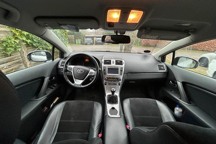 Grå Toyota Avensis fra 2014