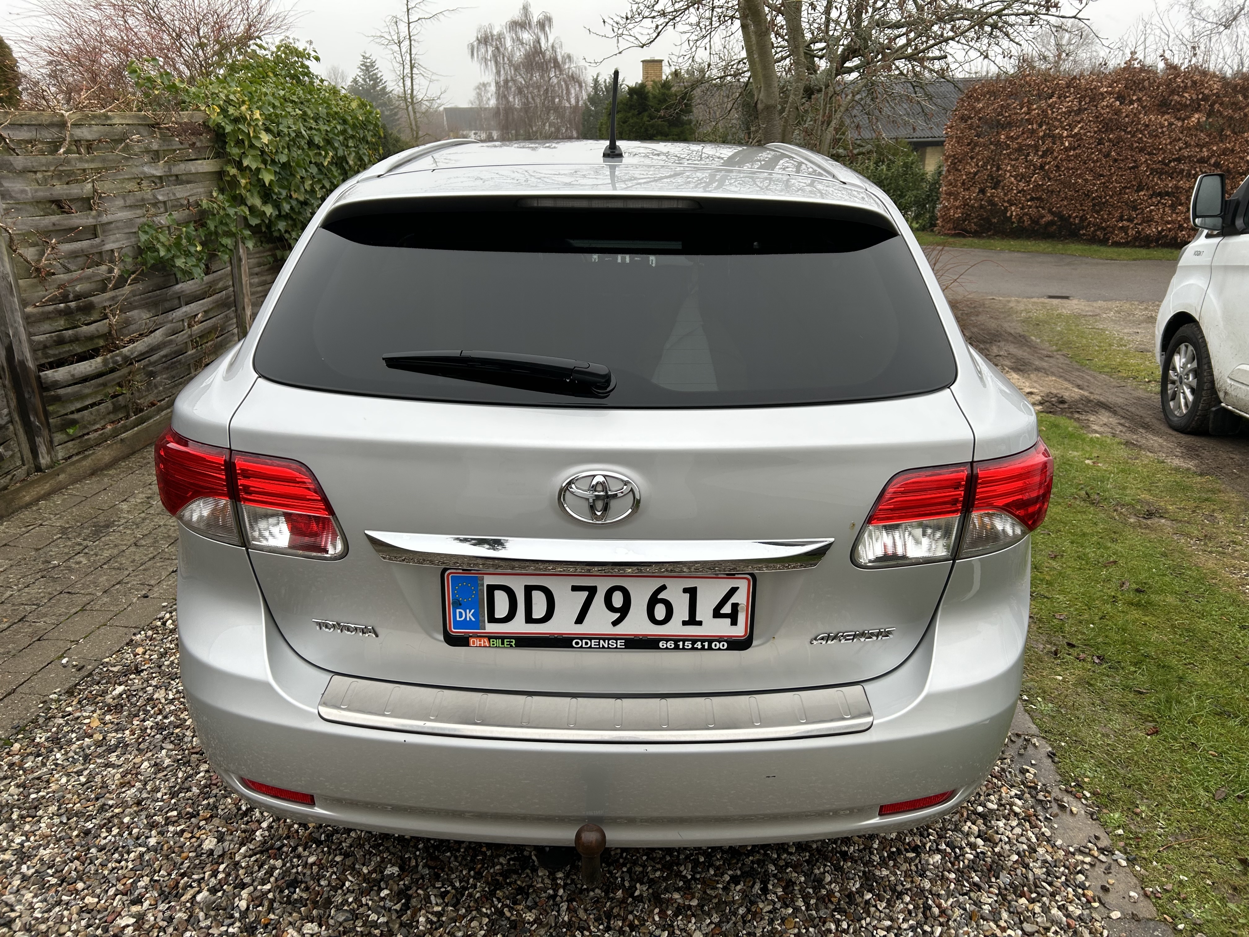 Grå Toyota Avensis fra 2014