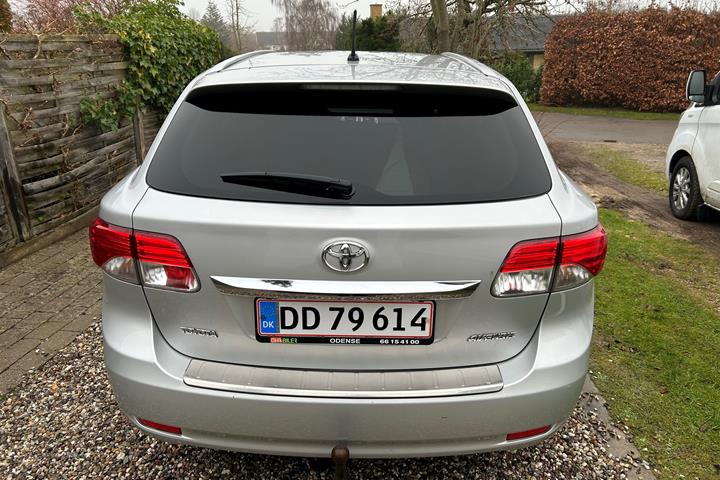 Grå Toyota Avensis fra 2014