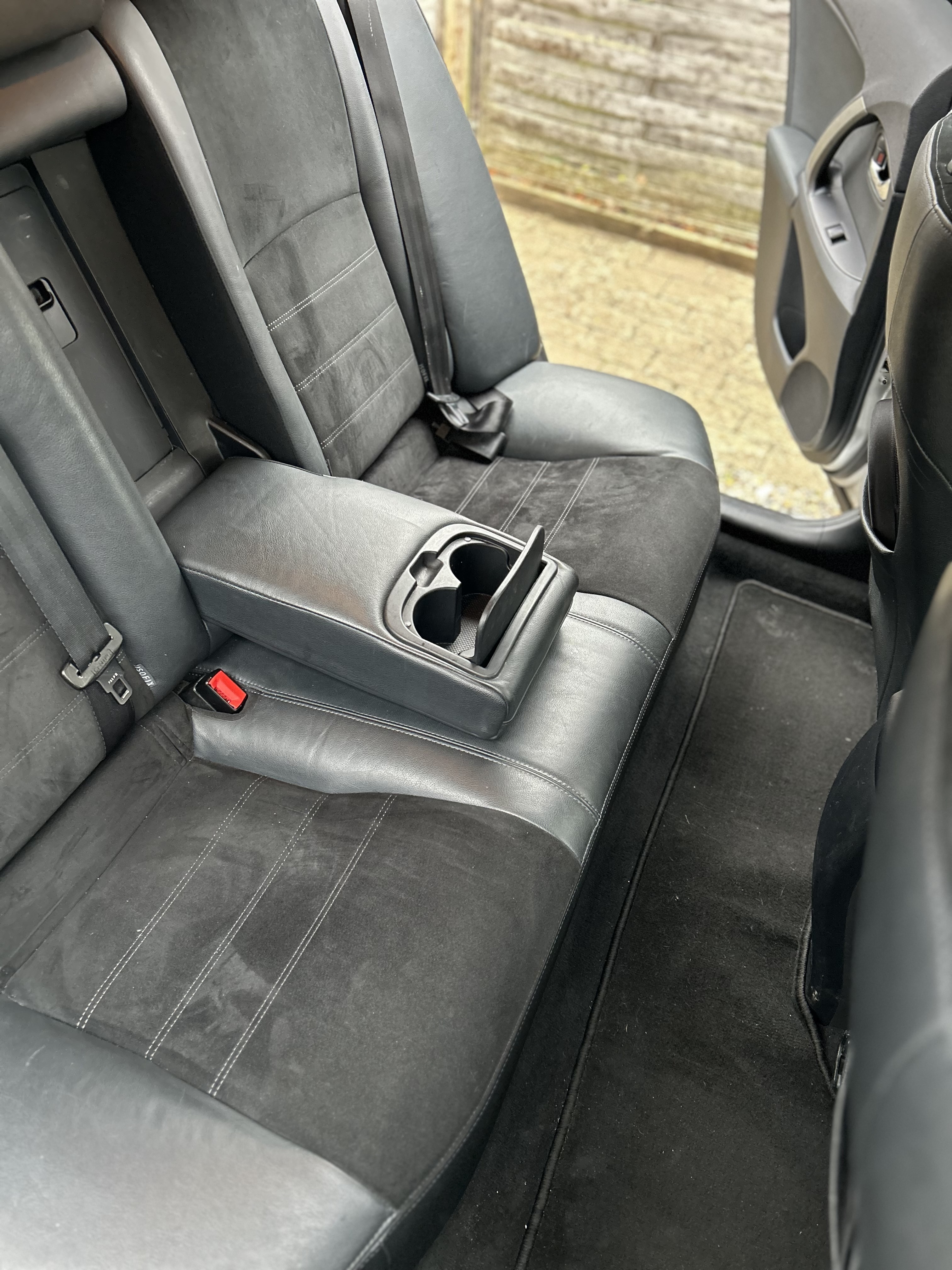 Grå Toyota Avensis fra 2014