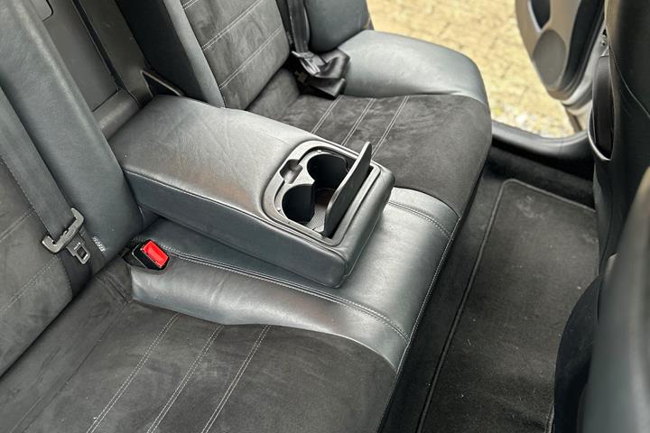 Grå Toyota Avensis fra 2014