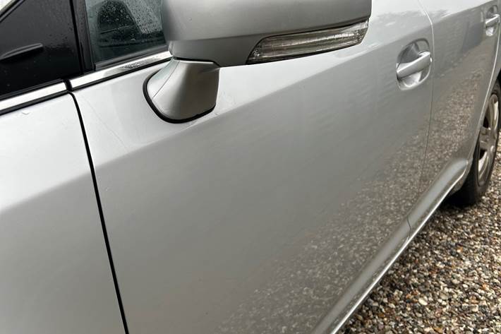 Grå Toyota Avensis fra 2014