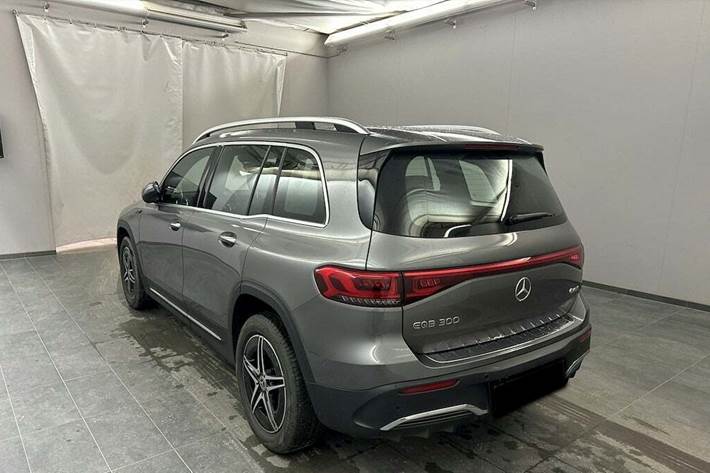 Grå Mercedes EQB300 fra 2022