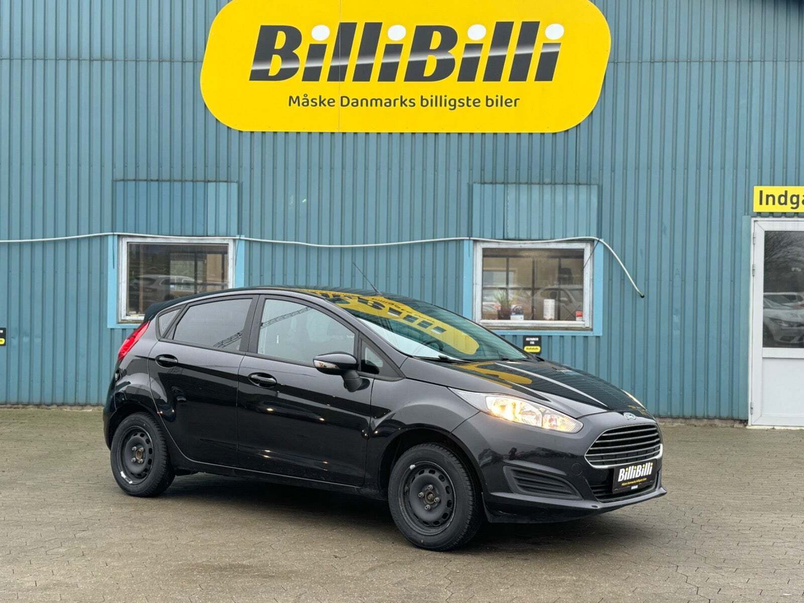 Sort Ford Fiesta fra 2015 set udefra