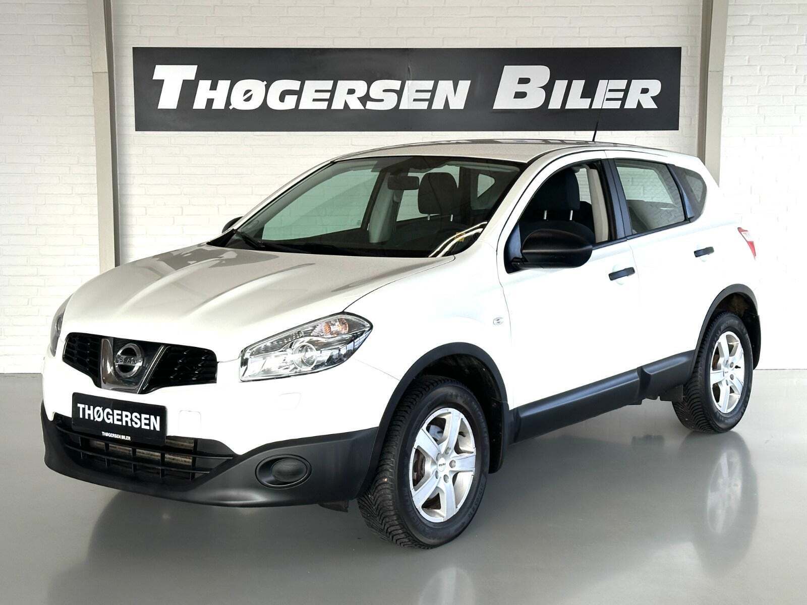 Hvid Nissan Qashqai fra 2013 set udefra