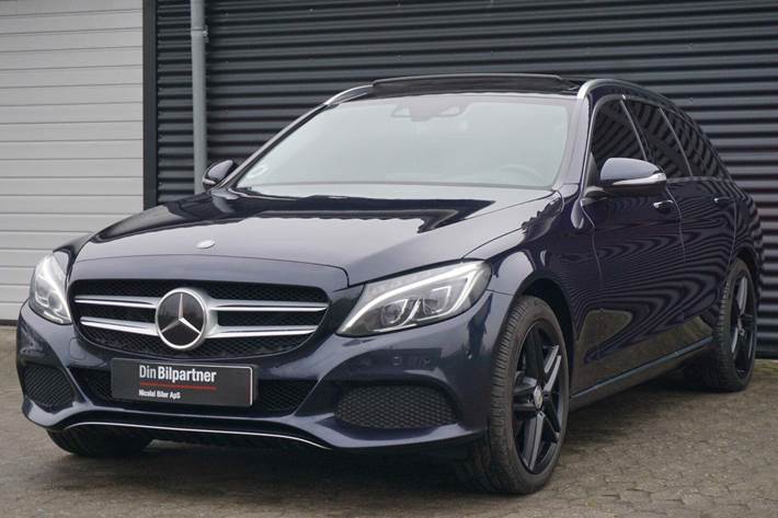 Blå Mercedes C220 fra 2015 set udefra